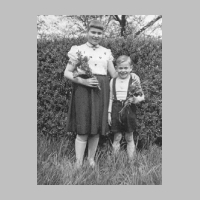 028-1037 Gerlinde Thiedmann mit Bruder Willi im Jahre 1954 .JPG
